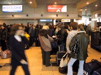 Стоим в очереди на регистрацию в Домодедове