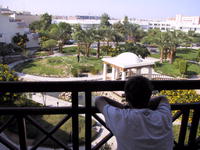 Вид из номера во внутренний дворик с патио